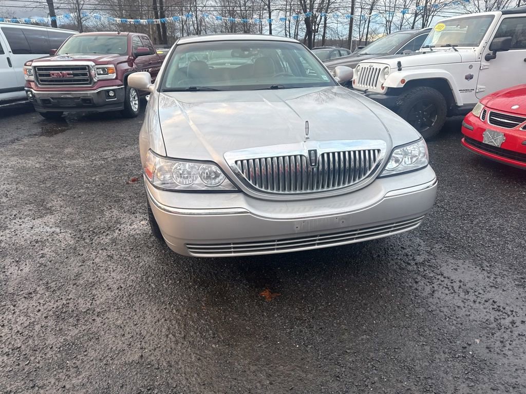 Used 2005 Lincoln Town Car Signature Limited image 4