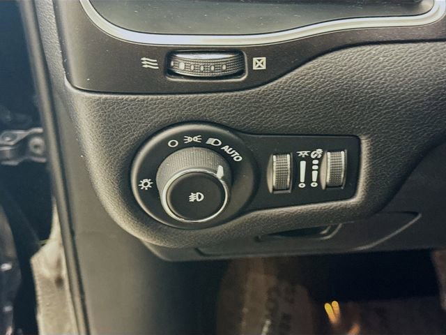 Used 2019 Jeep Cherokee Trailhawk image 10