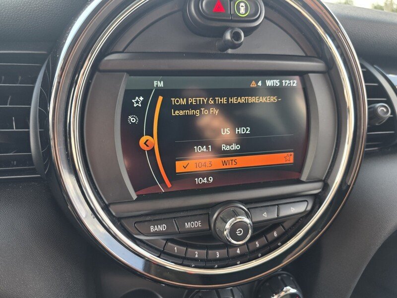 Used 2020 MINI Cooper 4-Door Hardtop FWD image 24