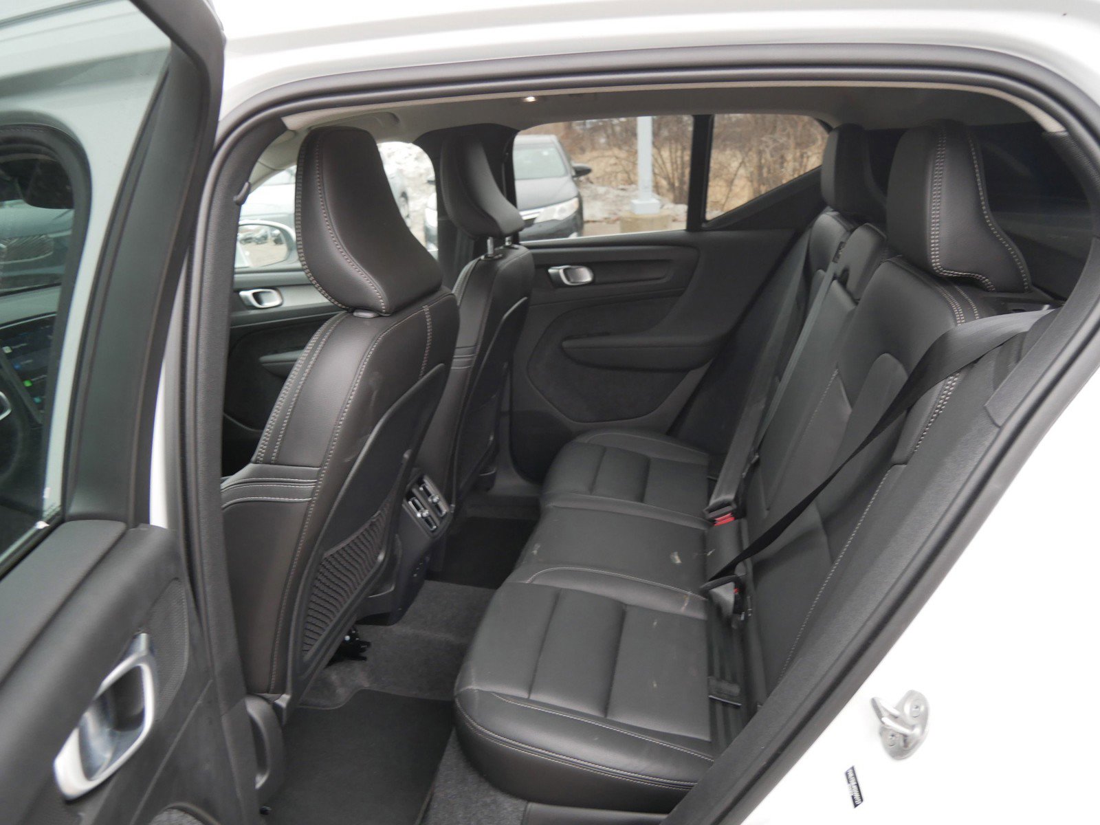 Certified 2025 Volvo XC40 B5 Plus image 10