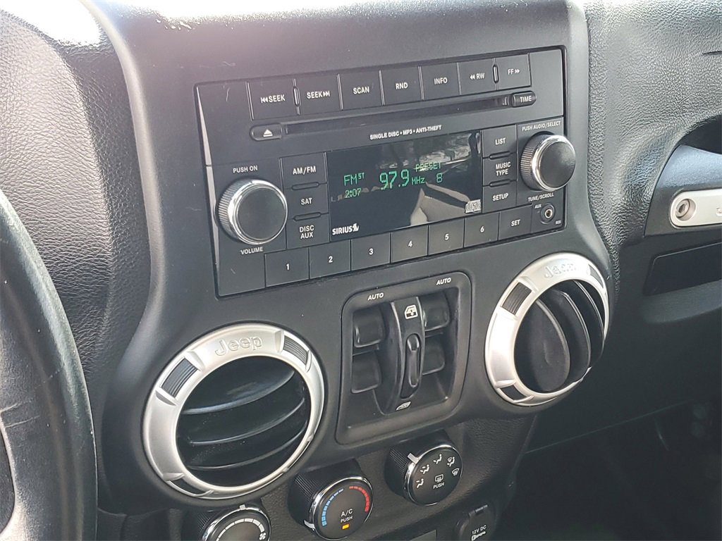 Used 2015 Jeep Wrangler Unlimited Sahara image 28