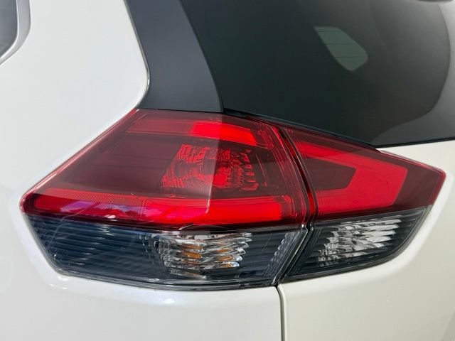 Used 2018 Nissan Rogue SL w/ Premium Package FWD image 14