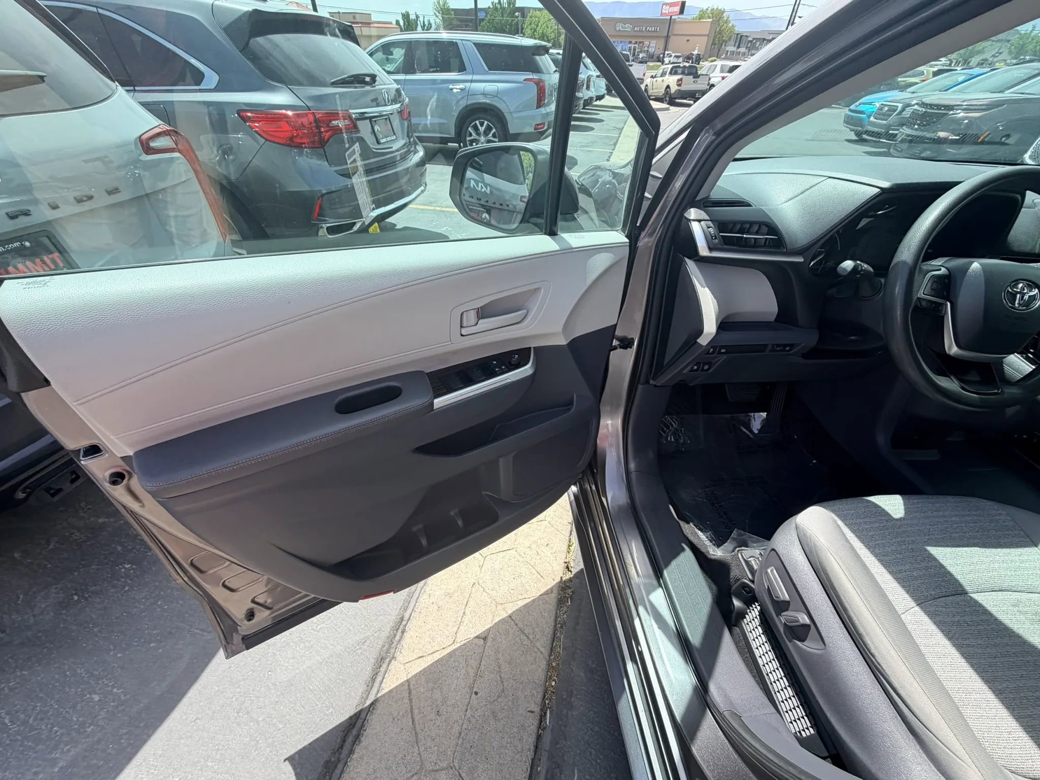 Used 2021 Toyota Sienna LE AWD/4WD image 9