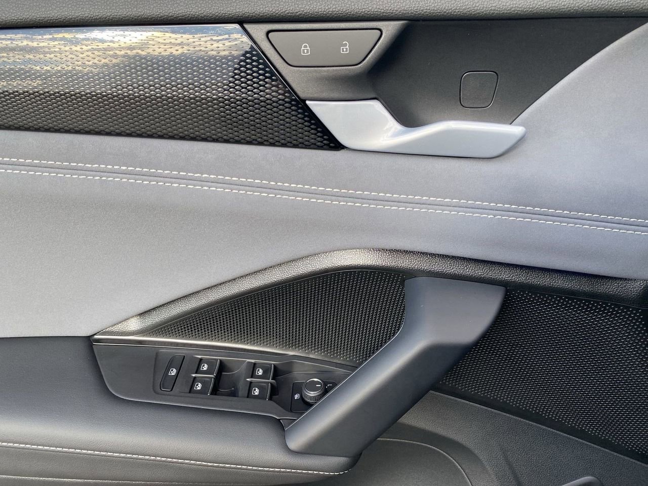 New 2026 Volkswagen Tiguan SE R-Line image 17