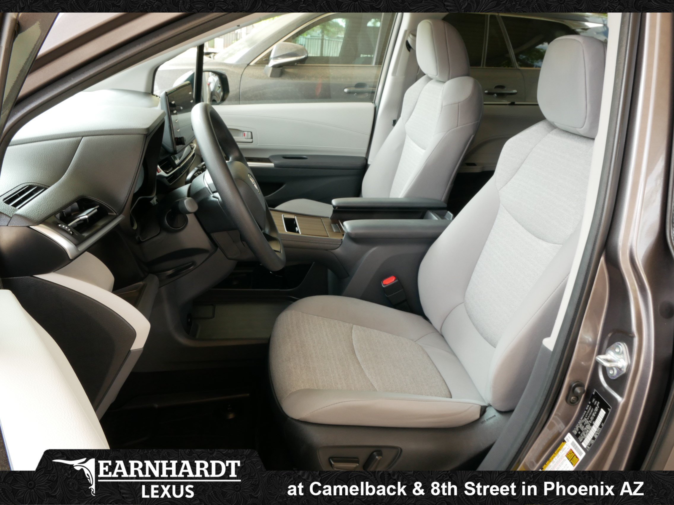 Used 2023 Toyota Sienna LE FWD image 2