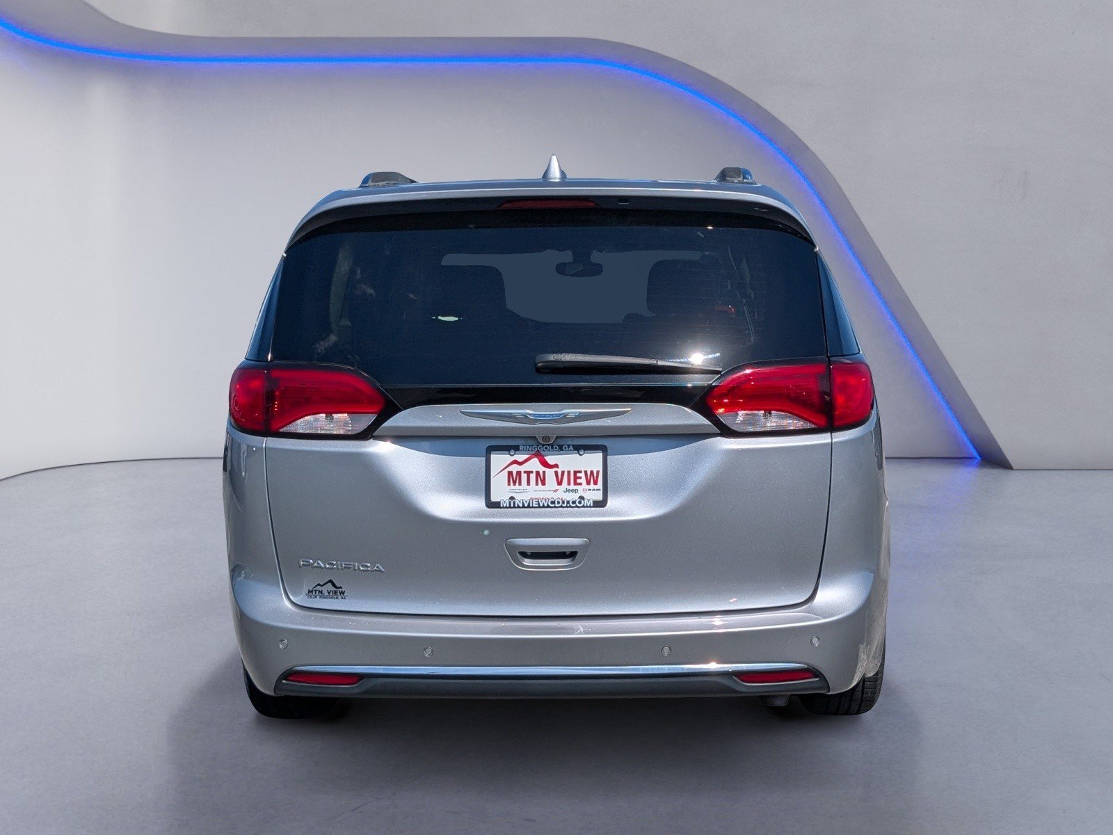 Used 2018 Chrysler Pacifica Touring-L Plus w/ Tire & Wheel Group FWD image 8