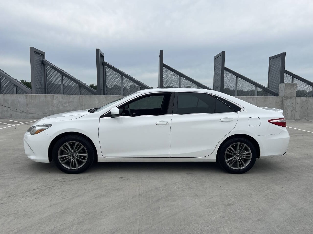 Used 2017 Toyota Camry SE FWD image 6
