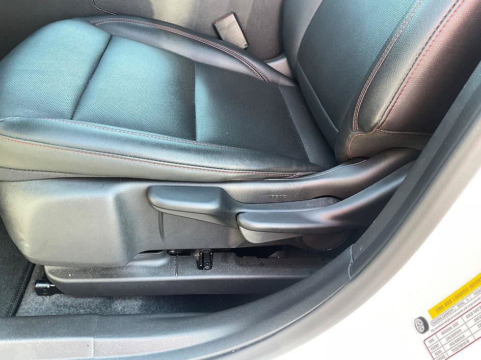 Used 2025 Chevrolet Trax RS w/ Sunroof Package FWD image 17