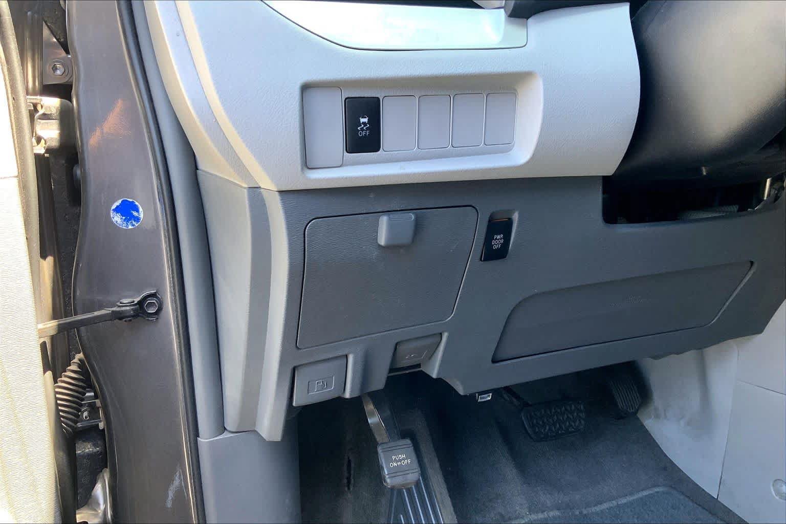 Used 2018 Toyota Sienna LE w/ Carpet Mat Package FWD image 33