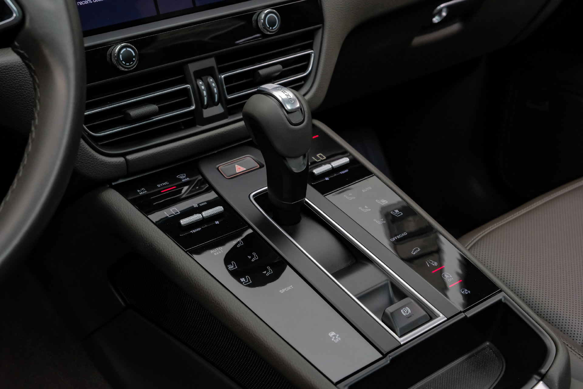 Used 2023 Porsche Macan Turbo AWD/4WD image 28