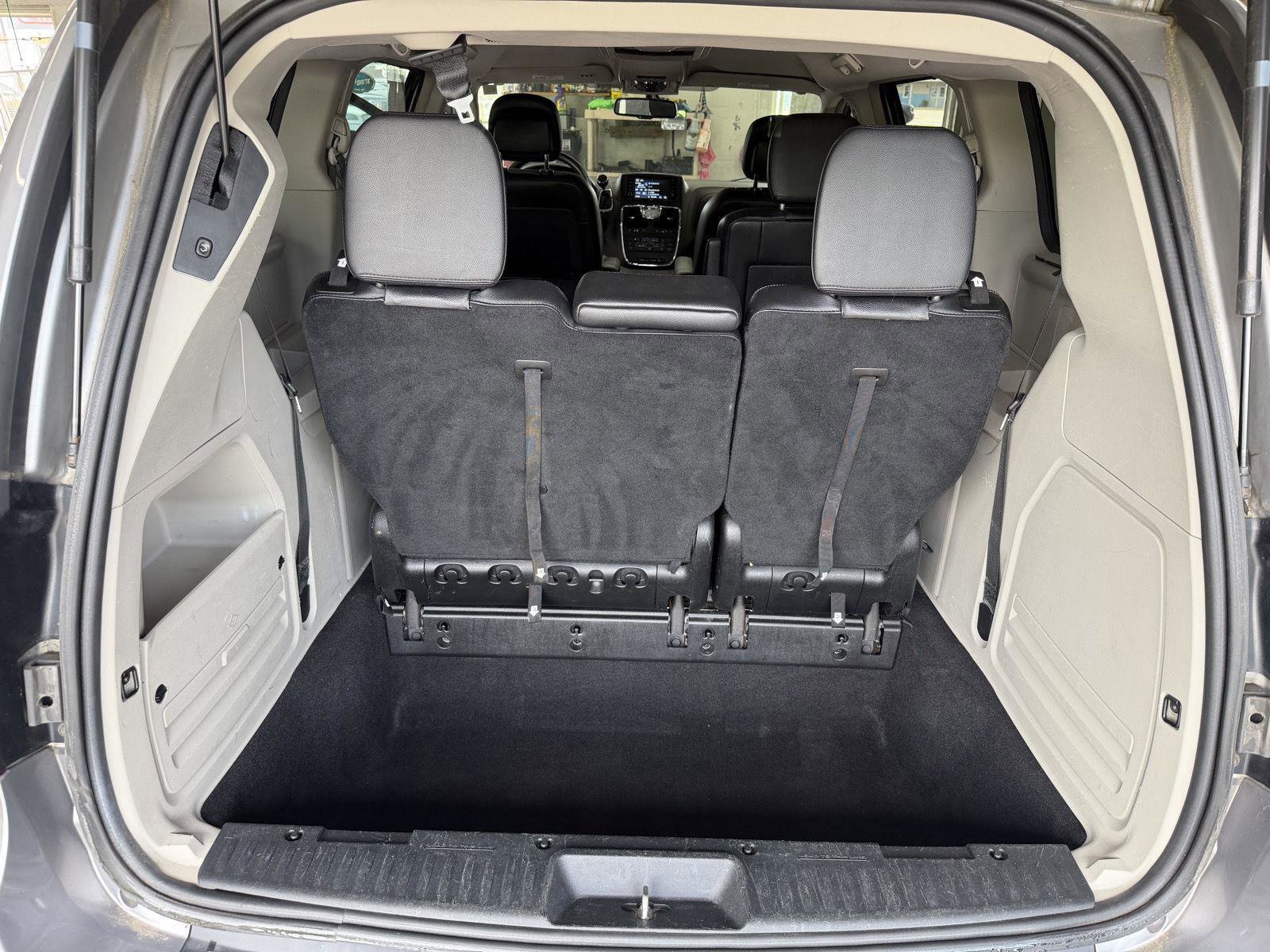 Used 2015 Chrysler Town & Country Touring FWD image 29