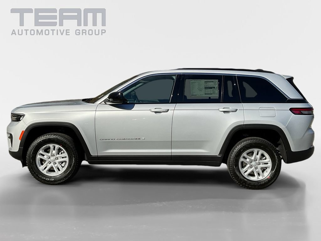 Used 2025 Jeep Grand Cherokee Laredo RWD image 4
