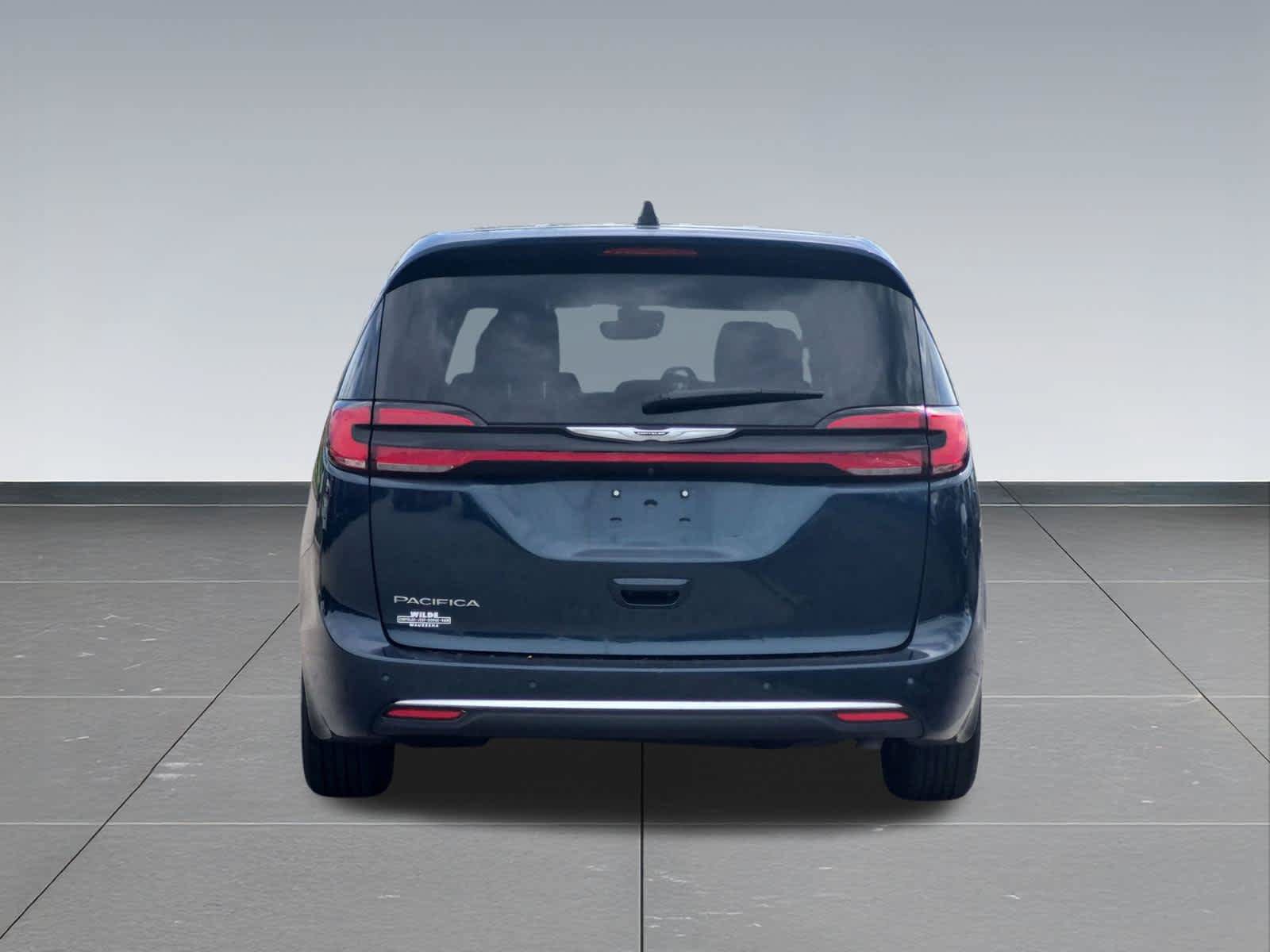 Used 2024 Chrysler Pacifica Touring-L FWD image 5