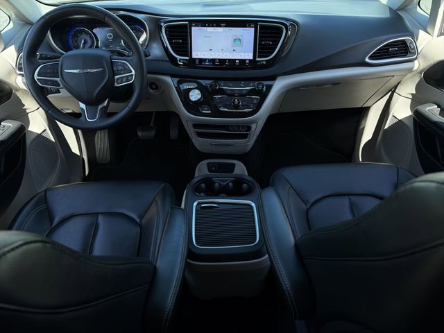 Used 2023 Chrysler Pacifica Touring-L FWD image 17