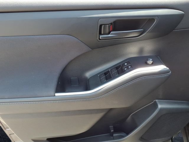 Certified 2024 Toyota Highlander LE AWD/4WD image 9