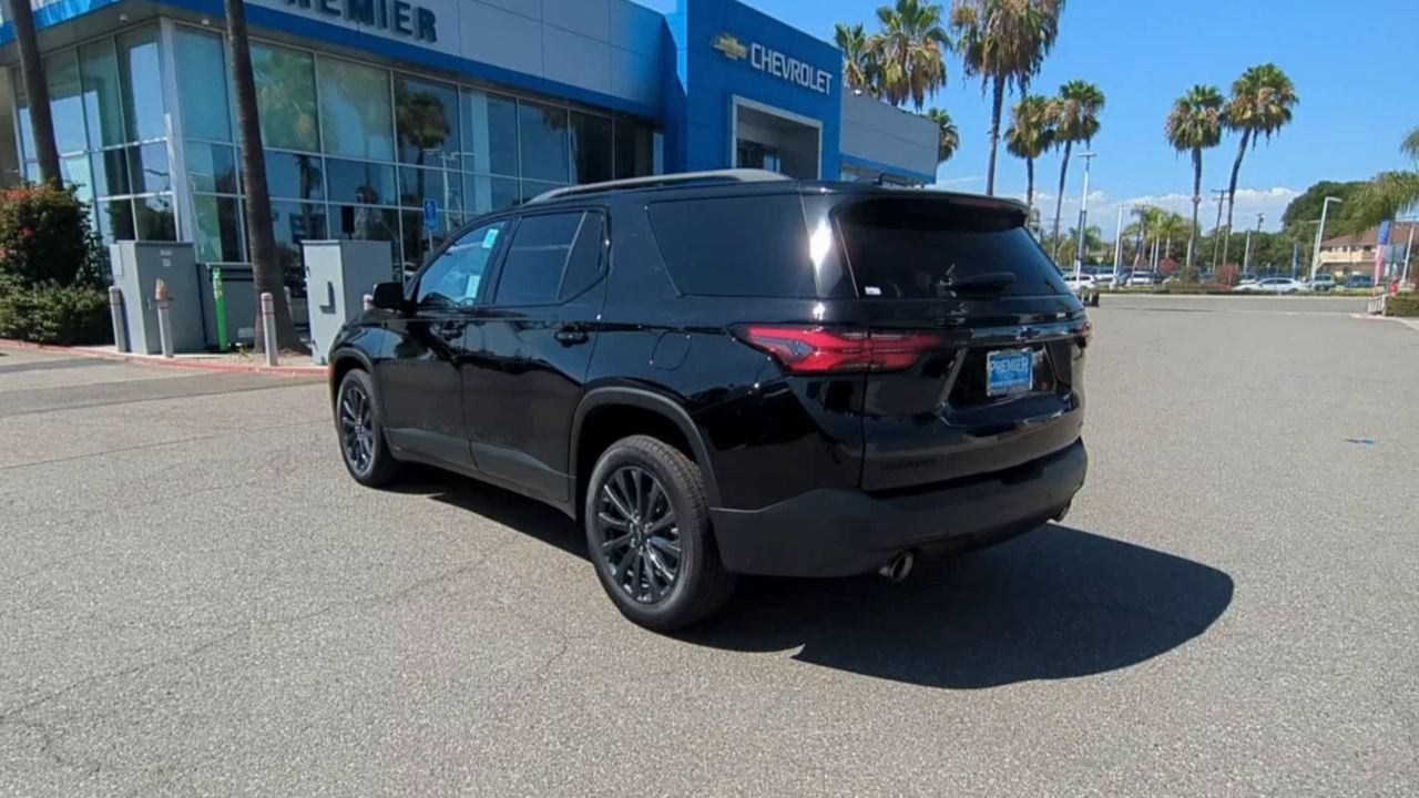 Used 2023 Chevrolet Traverse RS w/ LPO, Cargo Package FWD image 6