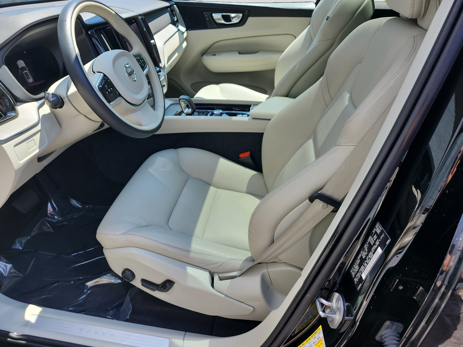 Used 2023 Volvo XC60 B5 Plus FWD image 9