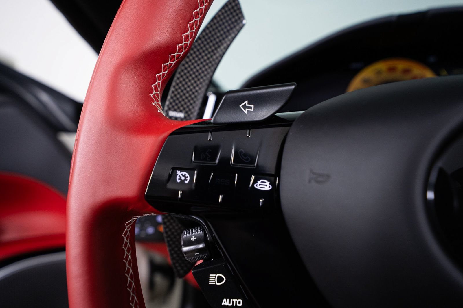 Certified 2025 Ferrari Roma Spider RWD image 32