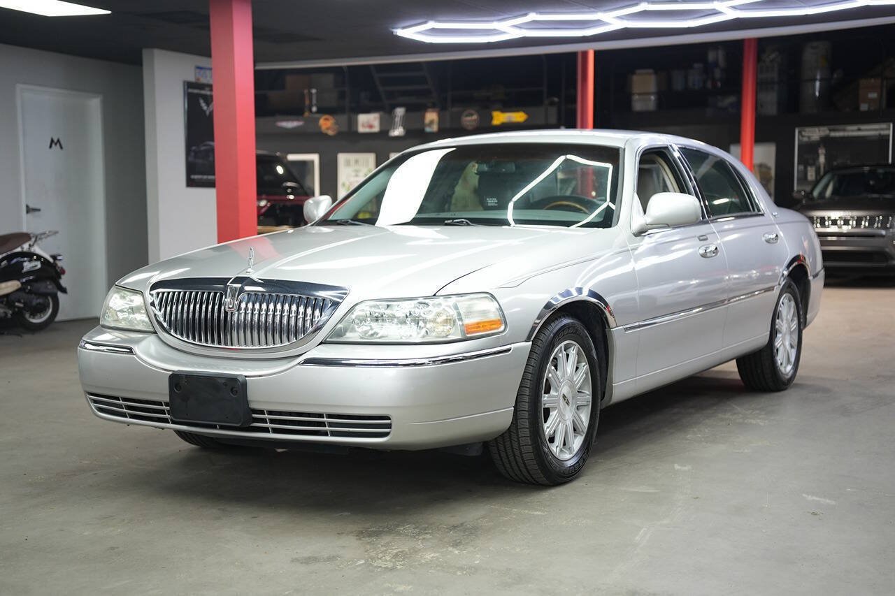 Used 2011 Lincoln Town Car Signature Limited RWD image 1
