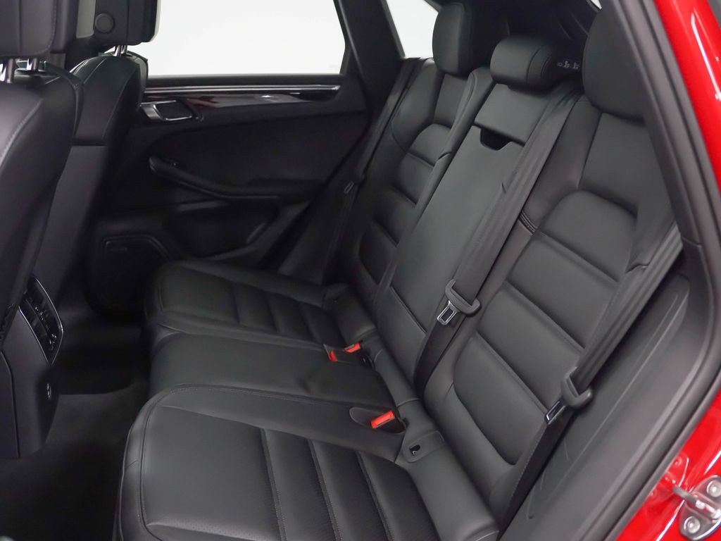 Certified 2025 Porsche Macan S image 32