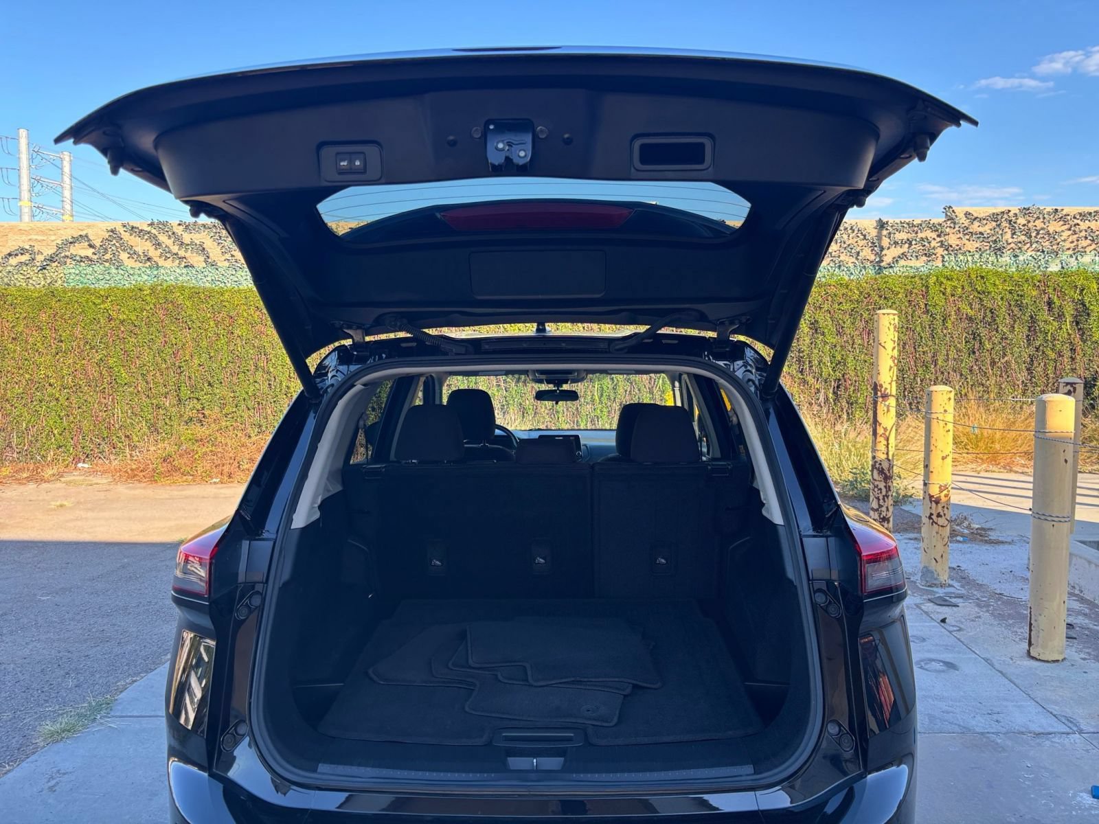Used 2025 Nissan Rogue SV FWD image 32