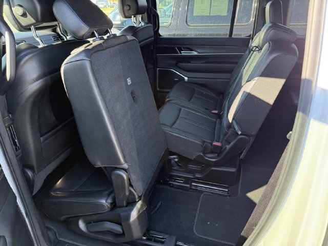 Used 2023 Jeep Wagoneer L Series II AWD/4WD image 15