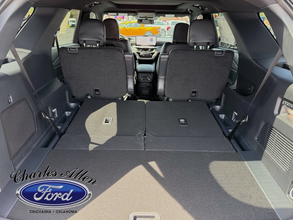 Used 2024 Ford Explorer XLT w/ Equipment Group 202A RWD image 19