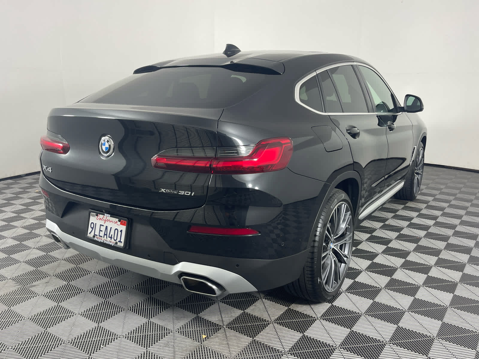 Used 2023 BMW X4 xDrive30i w/ Premium Package AWD/4WD image 3