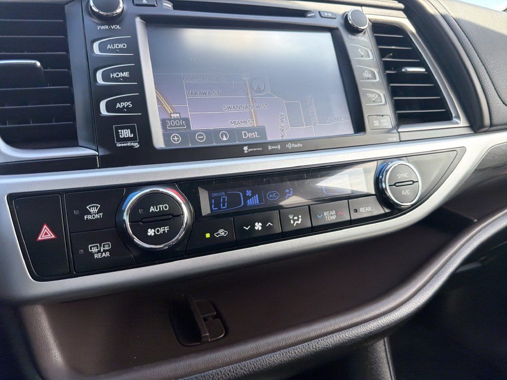Used 2018 Toyota Highlander Limited AWD/4WD image 25