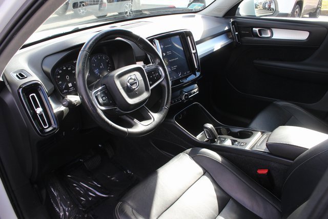 Used 2019 Volvo XC40 T5 Momentum image 3