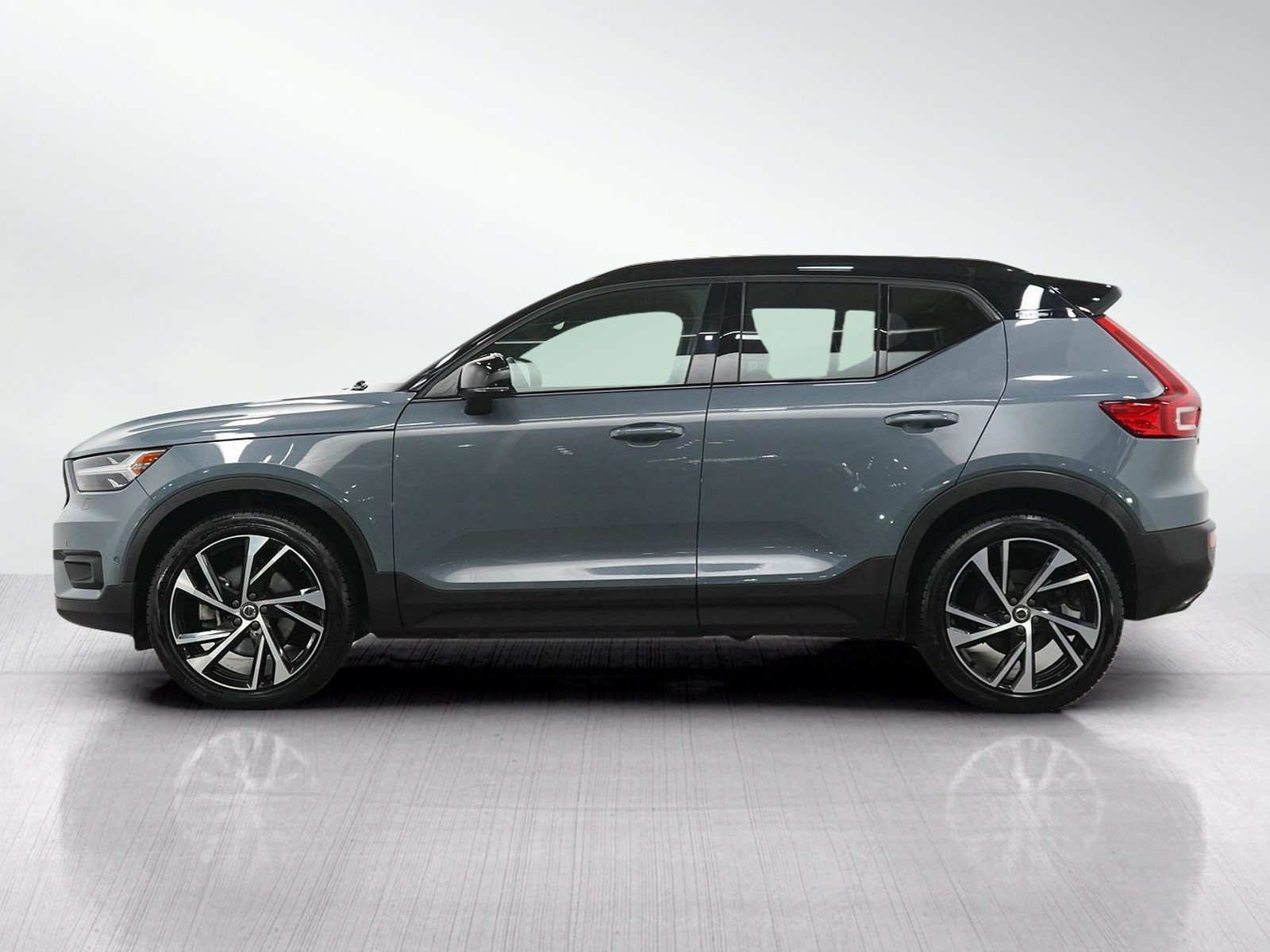 Used 2020 Volvo XC40 T5 R-Design AWD/4WD image 2