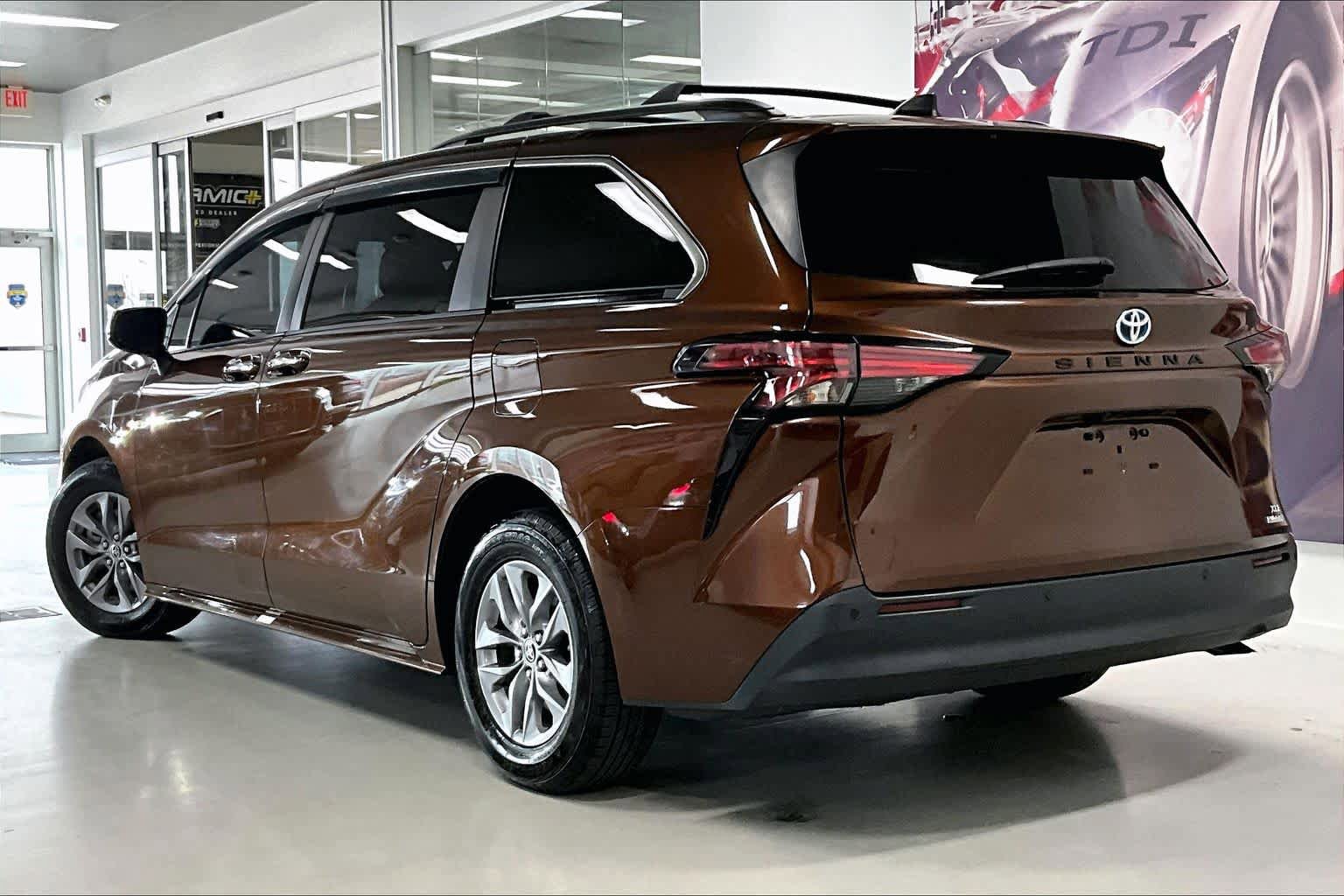 Used 2022 Toyota Sienna XLE image 4