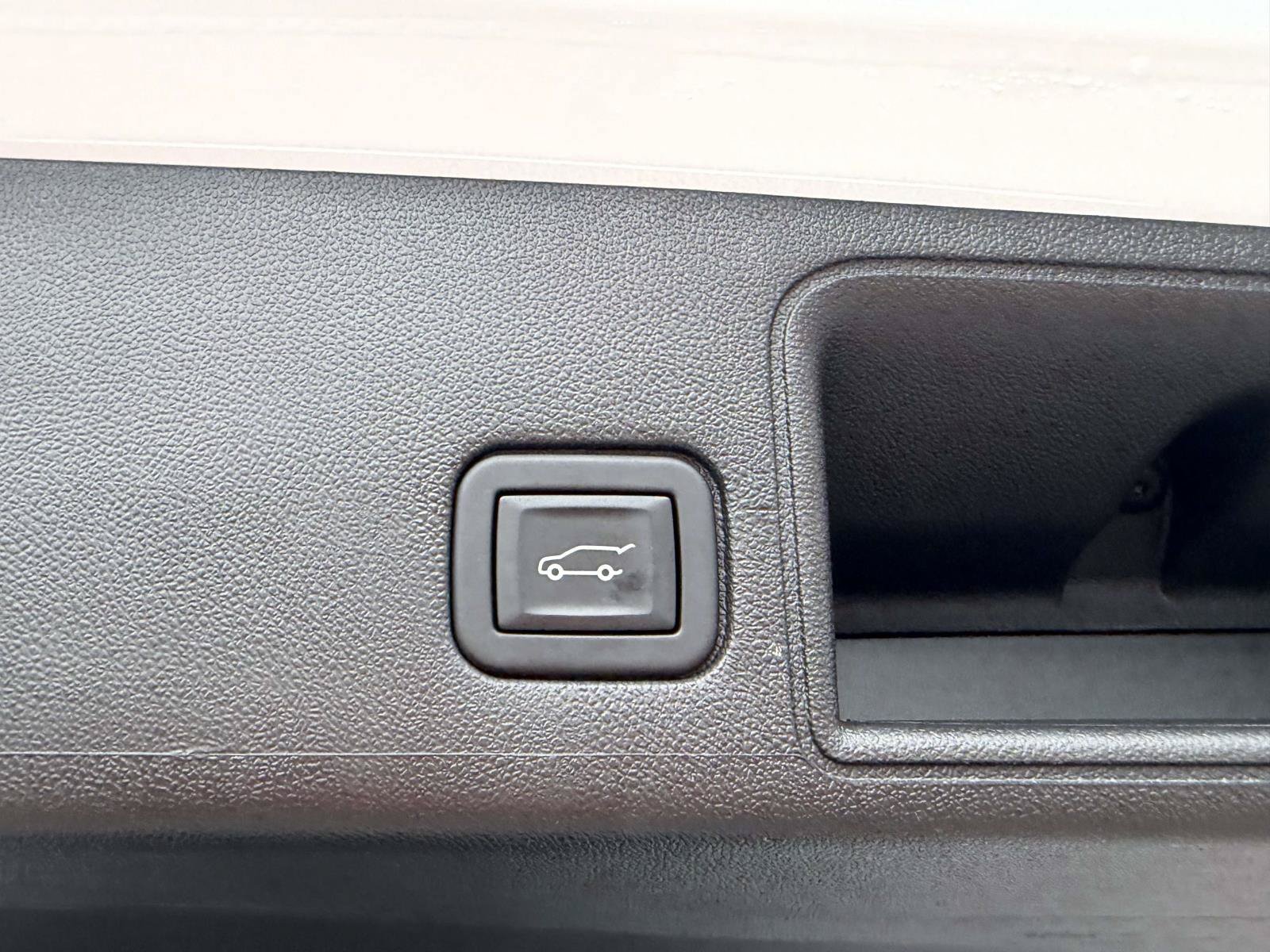 Used 2023 GMC Terrain SLE w/ Driver Convenience Package AWD/4WD image 8