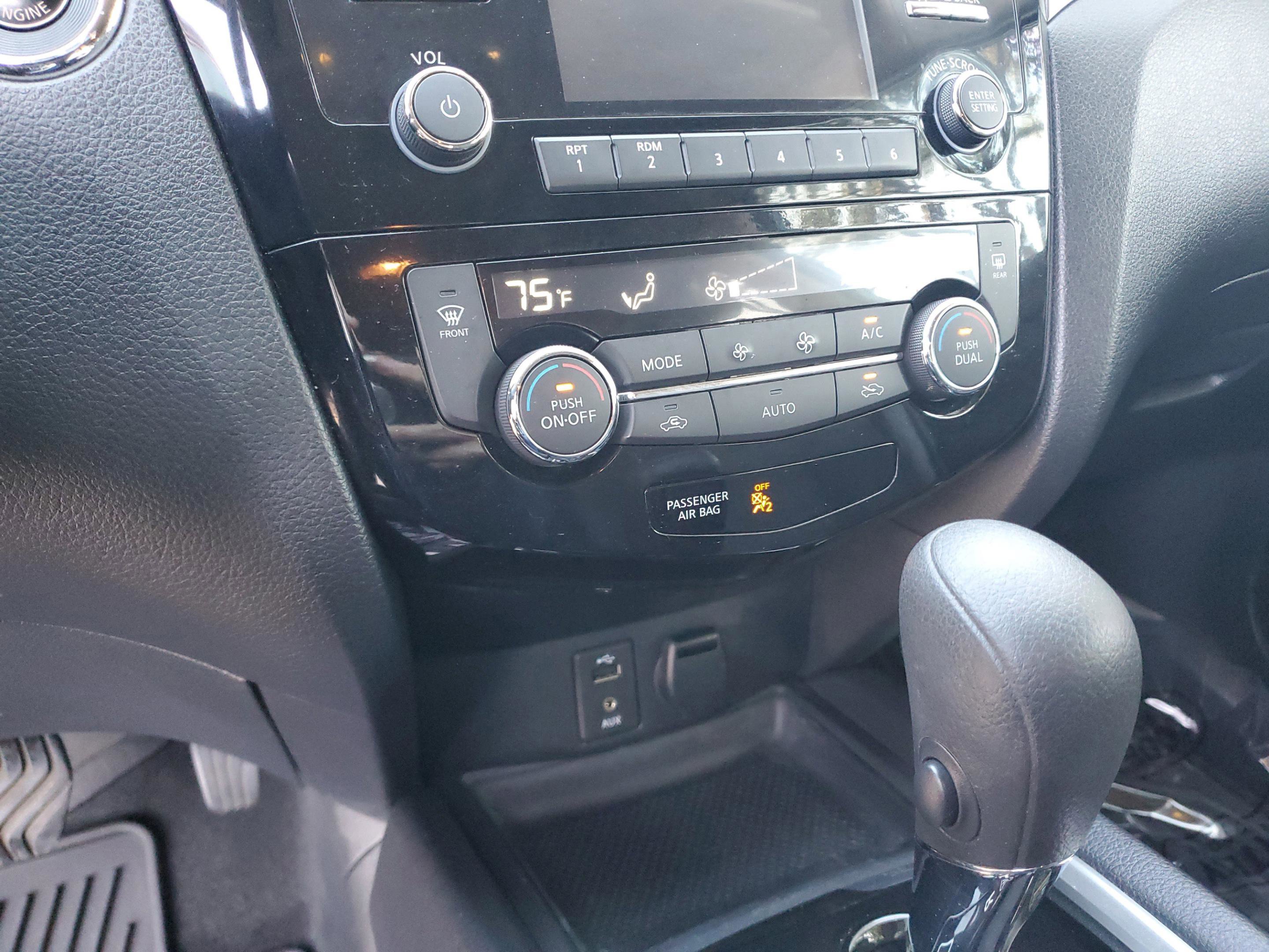 Used 2016 Nissan Rogue SV image 23