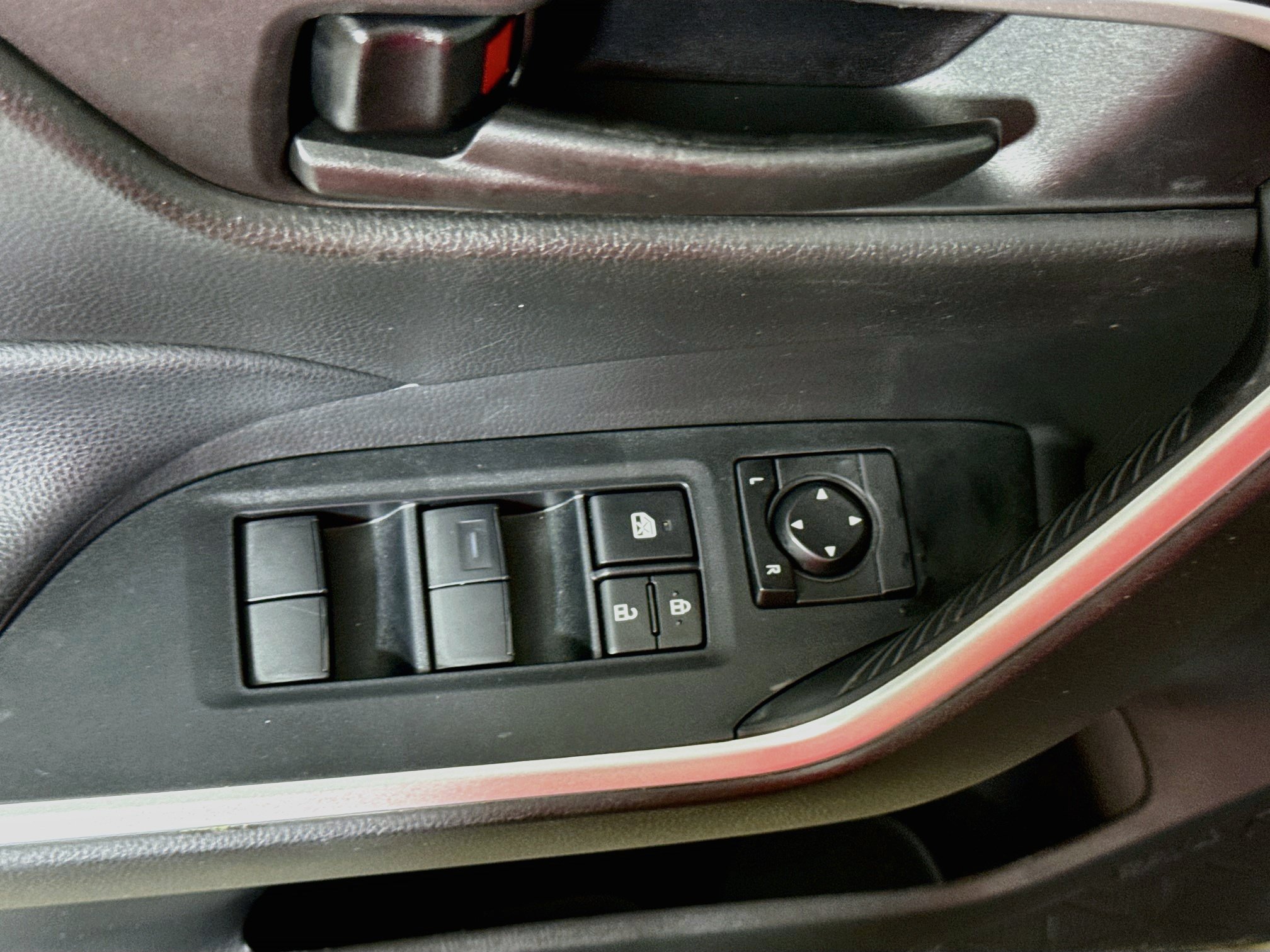 Used 2022 Toyota RAV4 LE AWD/4WD image 17