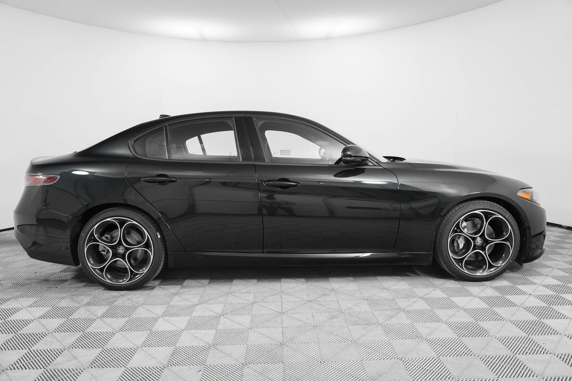 New 2025 Alfa Romeo Giulia w/ Driving Assist Package RWD image 8