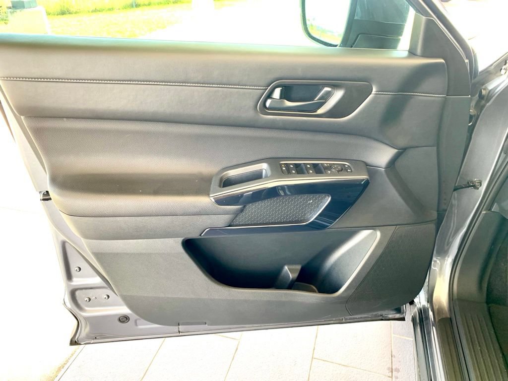 Used 2025 Nissan Pathfinder SV FWD image 11
