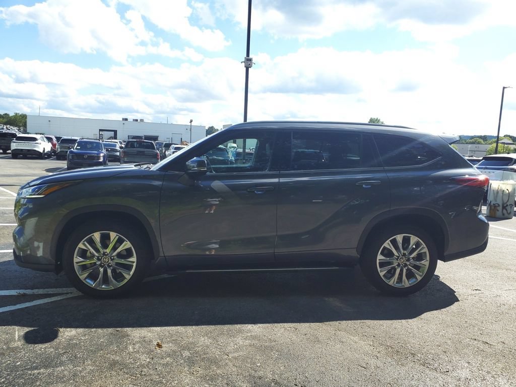 Used 2023 Toyota Highlander Limited FWD video 4