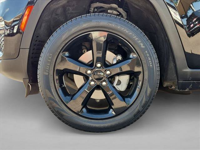 Used 2023 Jeep Grand Cherokee Limited w/ Black Appearance Package AWD/4WD image 24