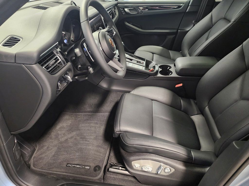 Certified 2025 Porsche Macan image 18