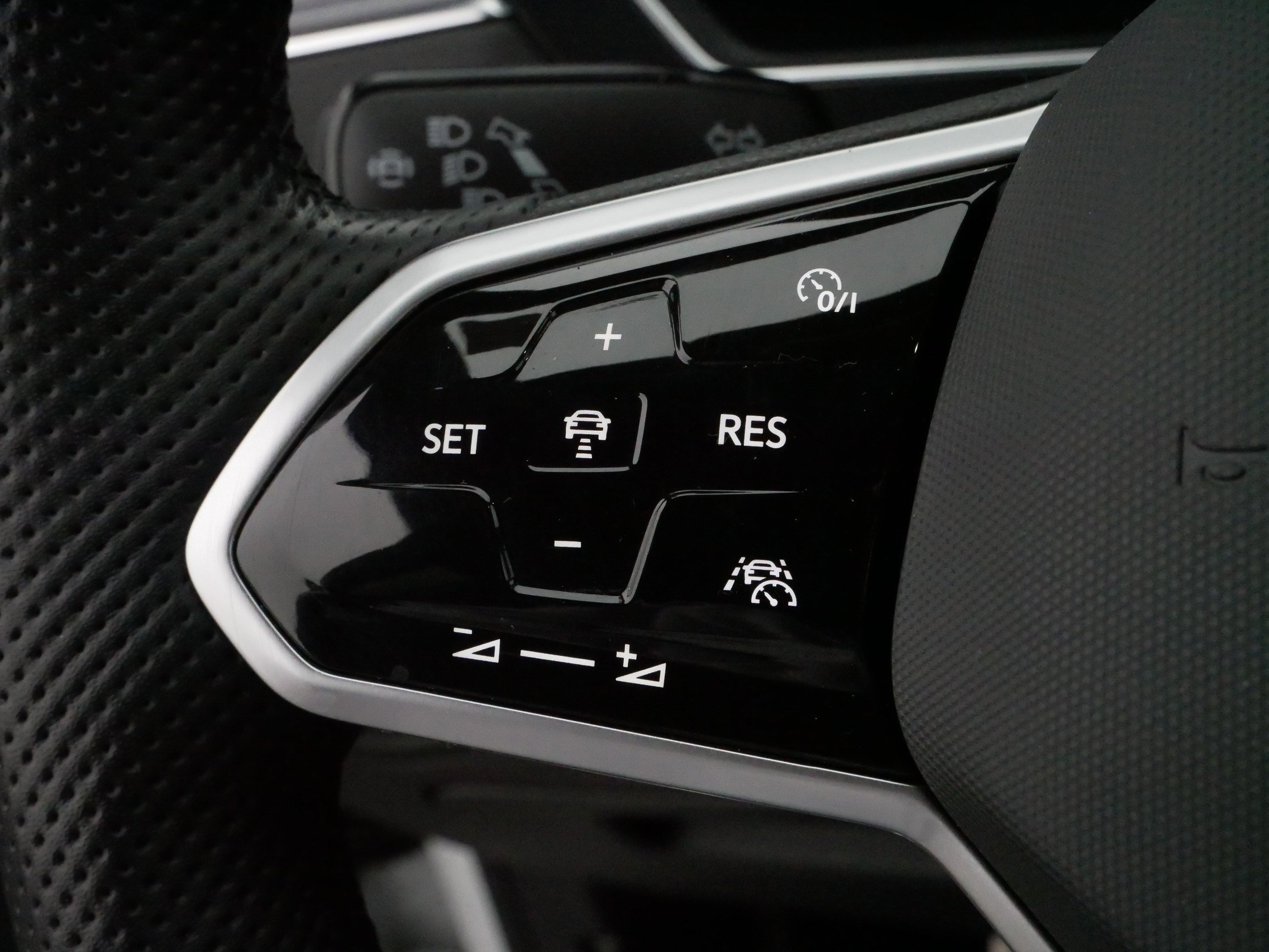 Certified 2022 Volkswagen Tiguan SEL R-Line image 26