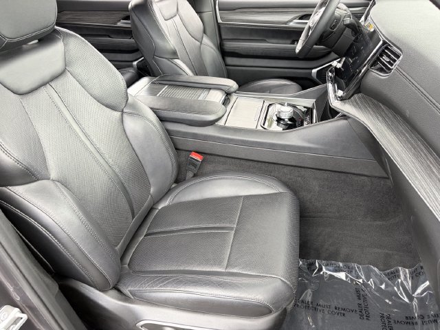 Used 2024 Jeep Wagoneer L Series II w/ Flexible Seating Group AWD/4WD image 11