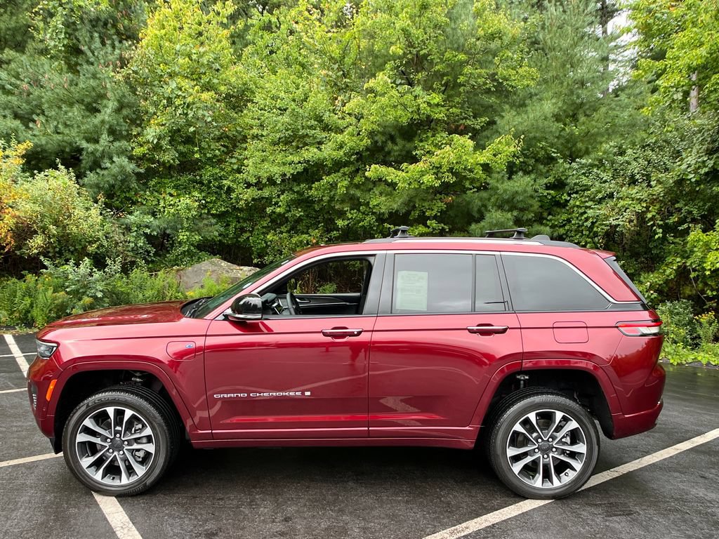 Used 2023 Jeep Grand Cherokee Overland w/ Luxury Tech Group IV AWD/4WD image 2