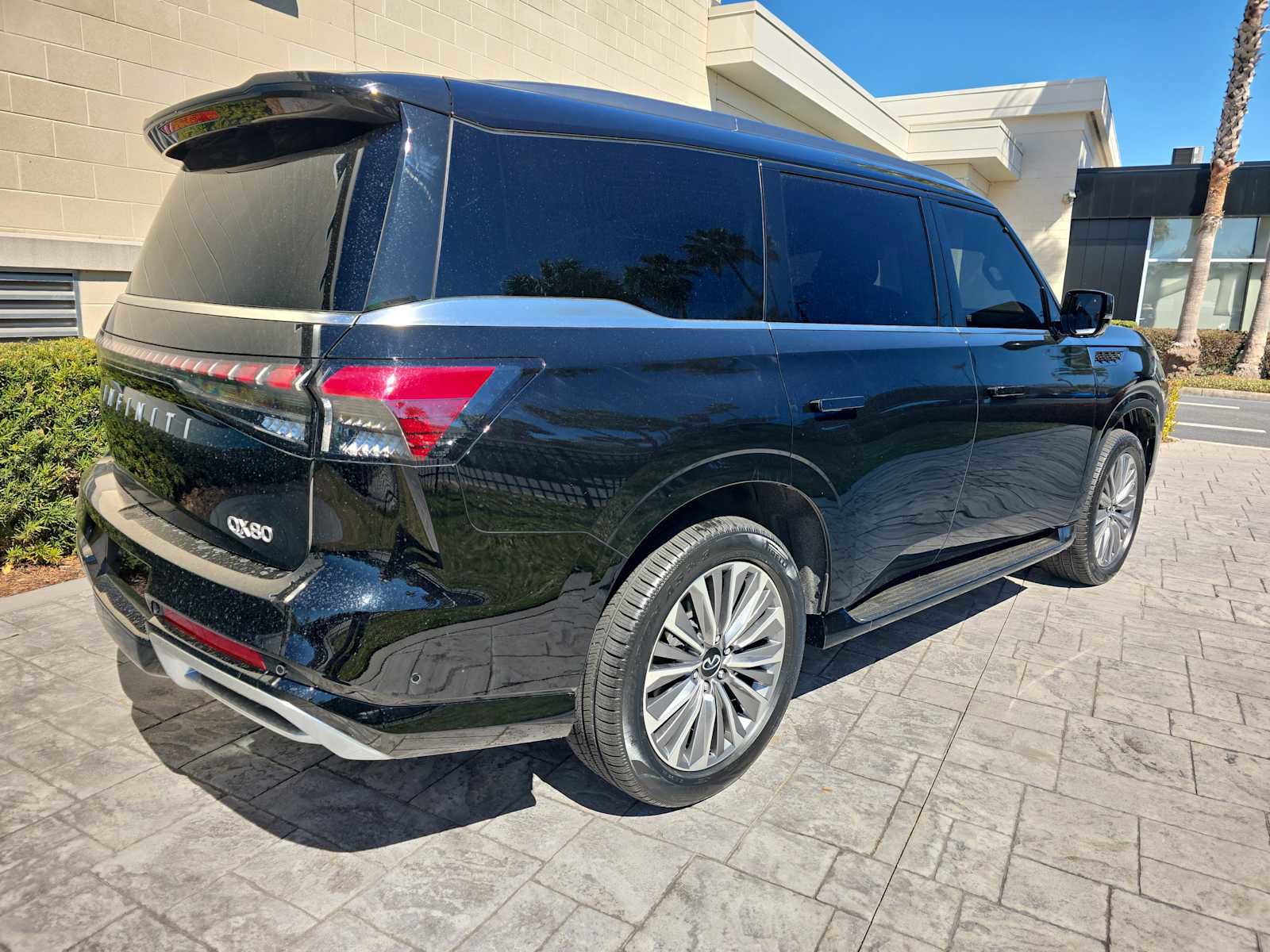 Certified 2025 INFINITI QX80 Luxe image 3