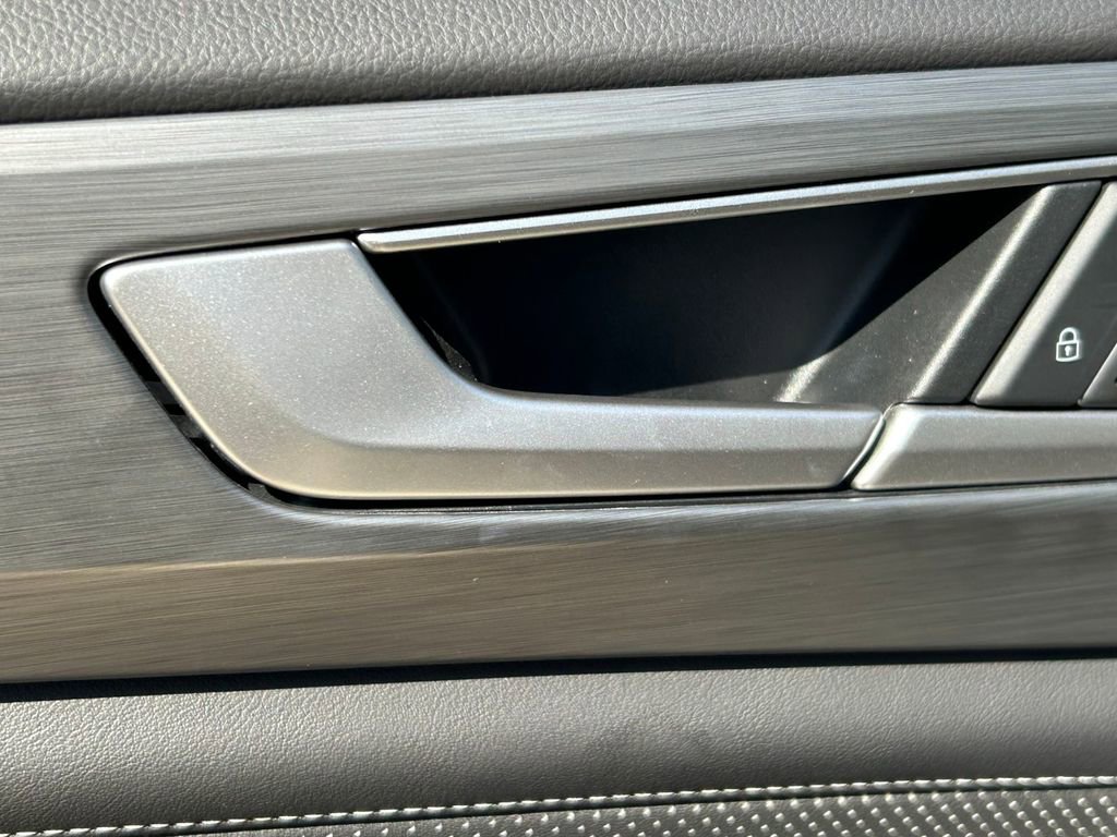 Used 2025 Volkswagen Atlas Cross Sport SE image 25