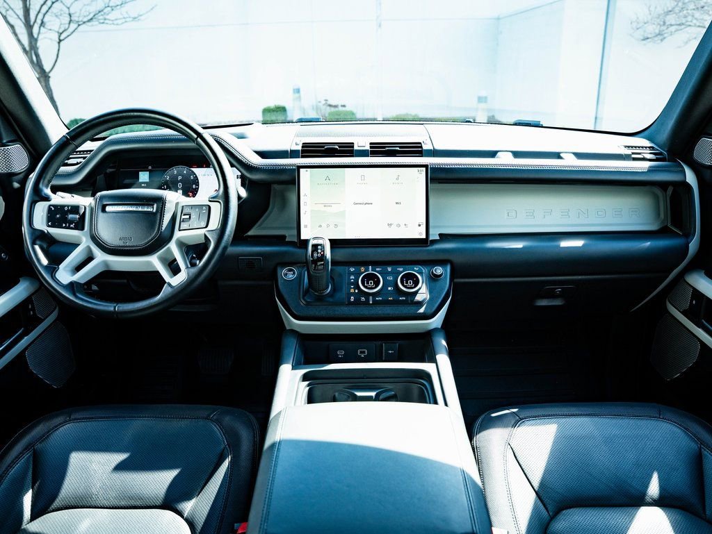Used 2023 Land Rover Defender 130 X-Dynamic SE image 31