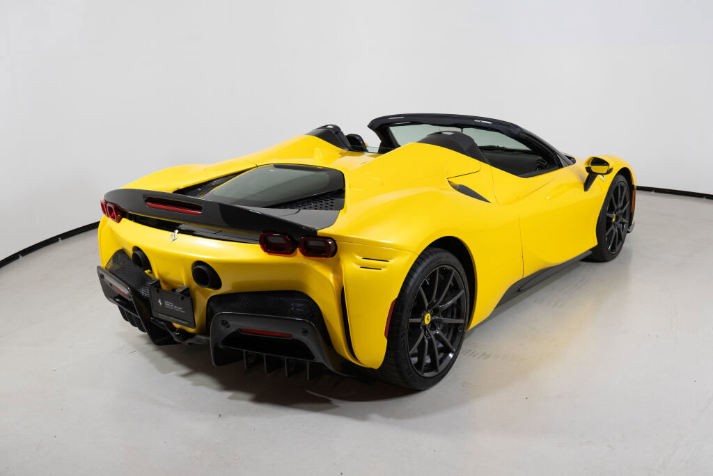 Used 2023 Ferrari SF90 Spider image 11
