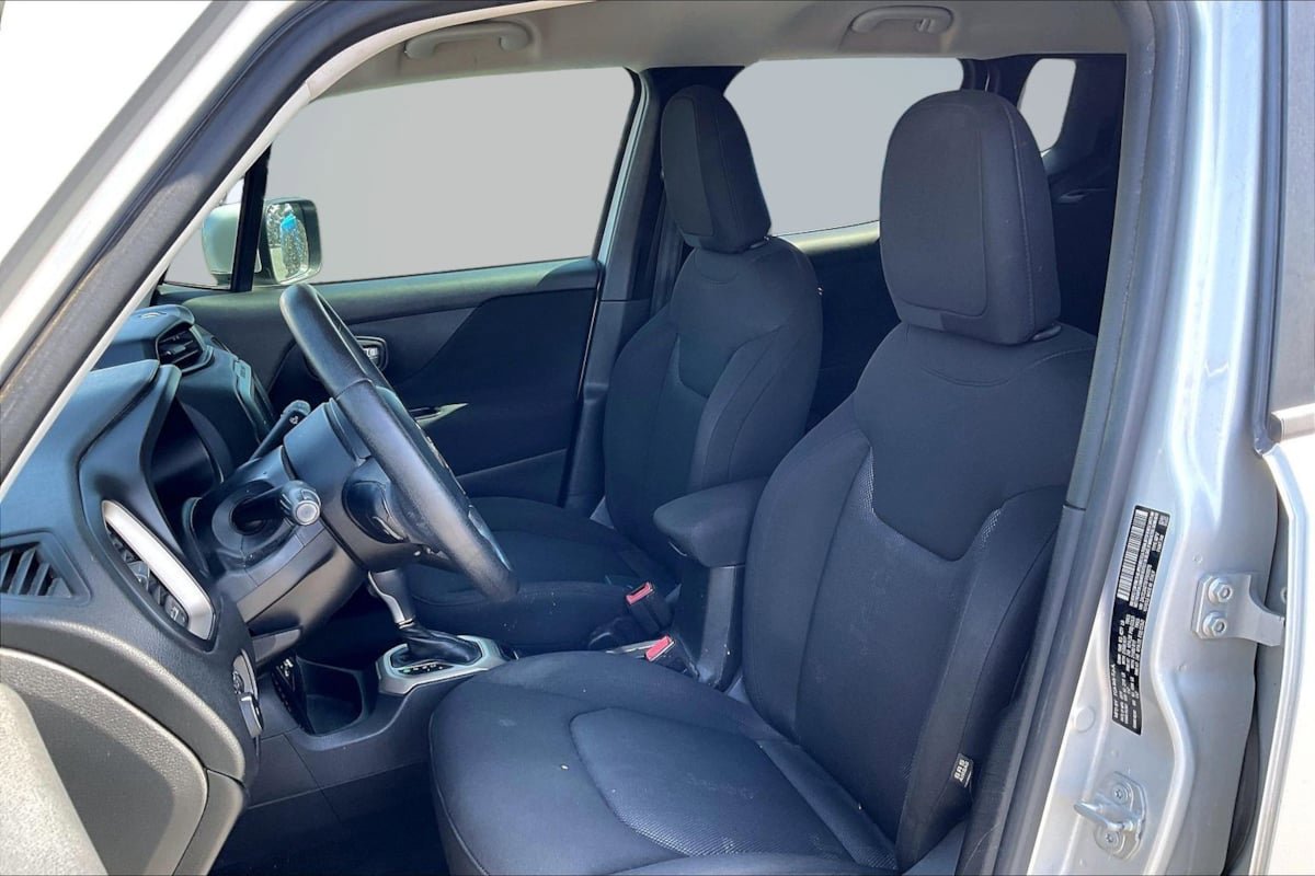 Used 2015 Jeep Renegade Latitude FWD image 25