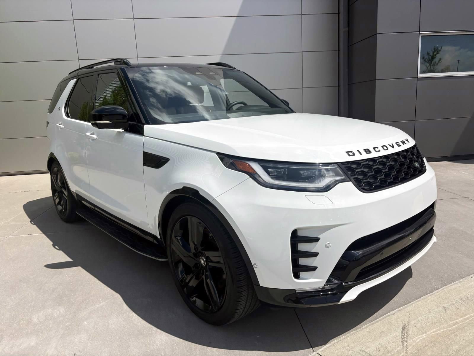 Used 2025 Land Rover Discovery Dynamic SE AWD/4WD image 3