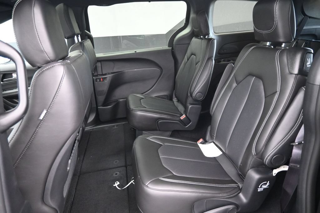 New 2027 Chrysler Pacifica Select w/ Family Tech Group FWD image 11